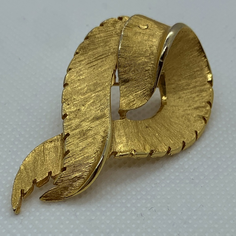 Vintage Signed Coro Yellow Gold Tone Brooch